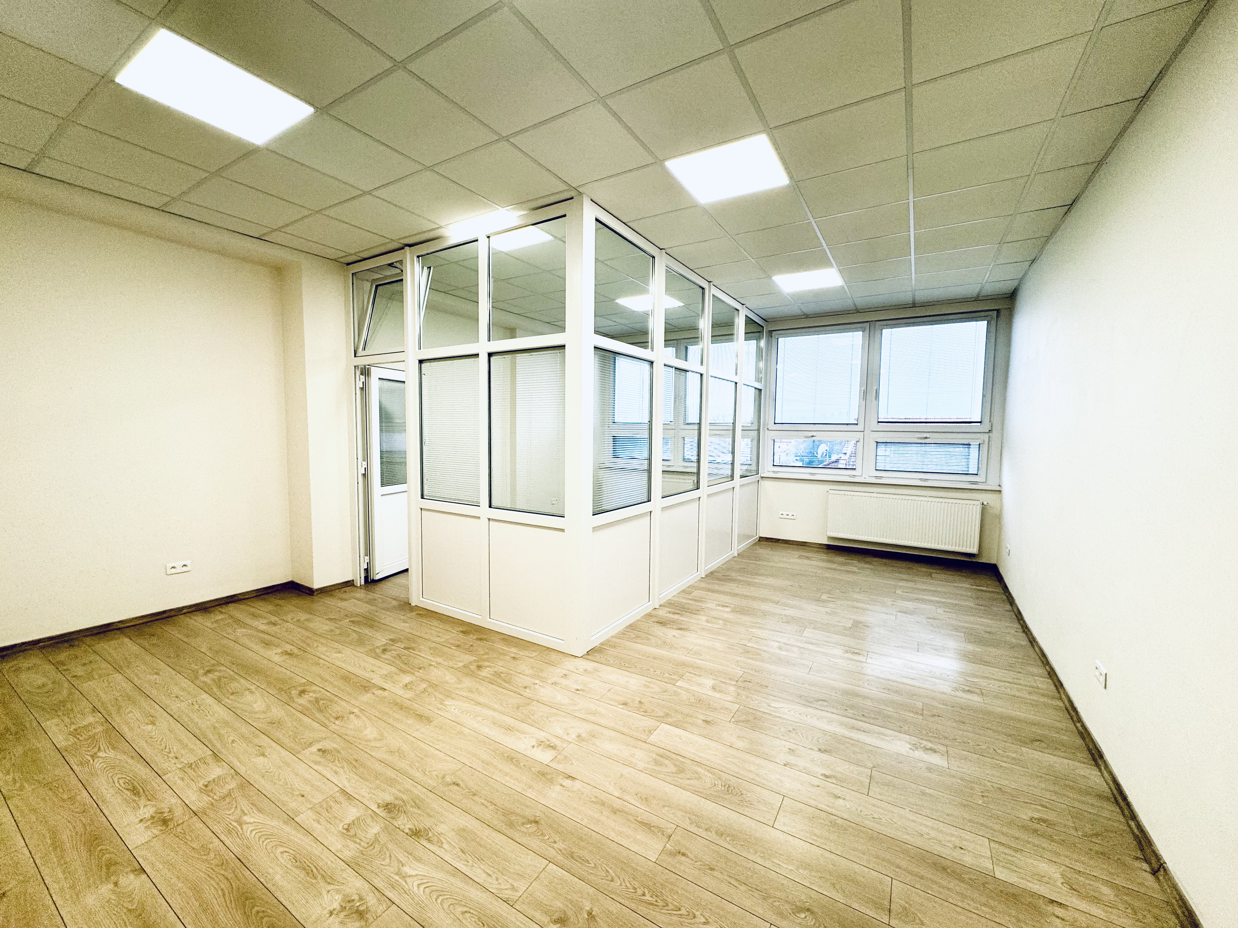 GARANT REAL - prenájom kancelária 43 m2 na 3. poschodí v kompletne novo zrekonštruovanej administratívnej budove,  Prešov, Jarková 14